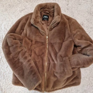 pälsjacka - pälsjacka från zara i strl S Använd men i nytt skick💞 Nypris: 1000kr Mitt pris: 600kr Pris kan diskuteras vid snabb affär :)