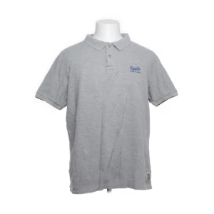 Varsity Piké - Klassisk Grå Piké Tröja som är i väldigt bra skick. Skriv om ni har några funderingar. Tack 