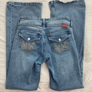 Low bootcut jeans med broderade fickor✨ - Skriv privat vid frågor💞
