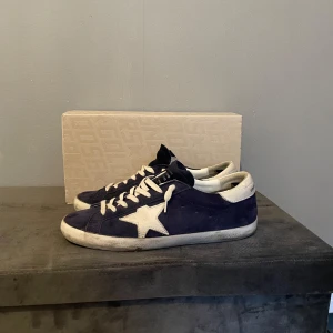 Golden goose skor - Säljer nu mina eftertraktade mörkblåa golden gosse i storlek 42 men passar även 43 ALLT og med medföljer kond 8/10 !golden goose skor ska vara smutsiga! Ny pris runt 6000 mitt pris 3400 men går att diskutera