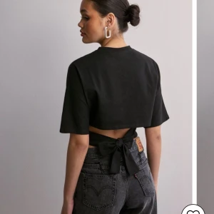 Open back tie tee - Säljer denna populära tröjan från nelly då den inte kommer till användning, använd 1 gång💕