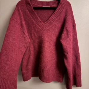 Vinröd stickad tröja  - Stickad tröja från Gina, typ helt oanvänd säljer på grund av att jag inte gillar färgen på mig, har samma i svart och älskar den! 