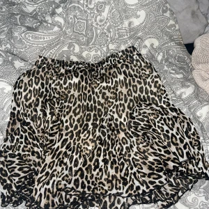 leopard kjol - som ny och knappt använd. Väldigt skön men inte min stil och sitter lite tajt i midjan på mig. Betalning sker via swish❤️