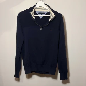 Tommy Hilfiger Zip - Stilren quarter zip från Tommy Hilfiger Skick 8/10 Storlek L, passar som M