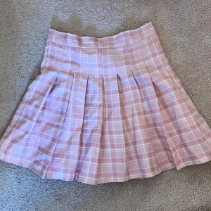 Rosa kjol - Rosa kjol st 36. Har vita insydda shorts. Säljes pga att de inte passar mig som brukar ha st 38.