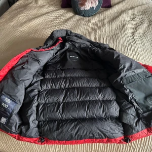 Sail racing jacka - Jacka använd 2 säsonger av en tonåring och är sparsamt använd. Har inga skavanker. 