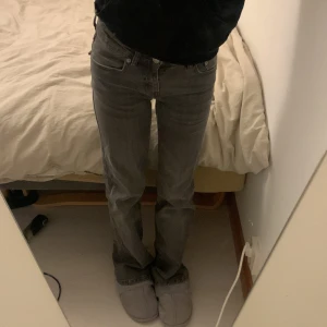 Grå bootcut jeans från 157 - Säljer ett par grå bootcut jeans från 157 i storlek XXS. De är i en snygg 90-talsstil med en klassisk bootcut passform. Perfekta för både vardag och fest! De är i bra skick och har en kort längd.