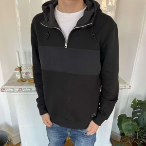  Cardigan - Tja! Säljer en Stilren Cardigan| Perfekt Inför Hösten Och För Kyligare Dagar! Skick 7,5 därav priset, någon enstak fläck vid magen men går bort i tvätten|Nypris 2000 Pris 349 Kan Diskuteras/Tar Byten MVH C E O L I N🥇