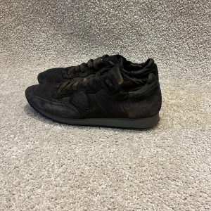 Philippe model skor - Ett par snygga Philippe model skor i okej skick storlek 41 💫