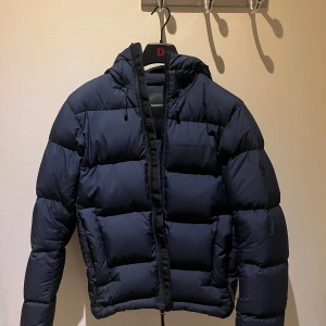 Peak Performance Jacka - Jag säljer nu en Peak Performance Rival Down jacka i storlek M för endast 2999! Jackan är använd ett fåtal gånger och är i ett mycket bra skick! Nypris är 4200! Passar de som har M i storlek men också de som ligger mellan M och L!