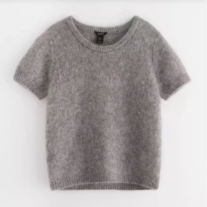 Grå 3/4 stickad tröja - Jättefin, perfekt till hösten men lite nopprig så säljer för halva pris