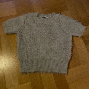 Superfin stickad tröja - Säljer en superfin stickad kortärmad tröja ifrån zara då den tyvärr inte kommer till användning, anständig en gång och inga defekter💗