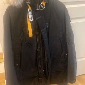 Parajumpers Vinterjacka - Parajumpers herr vinterjacka med päls, storlek L, säljes. Jackan är i mycket gott skick och kommer med äkthetsbevis och kvitto från Johnells. Nypris: 11 899 kr, priset kan diskuteras. Hör gärna av dig vid frågor eller funderingar!