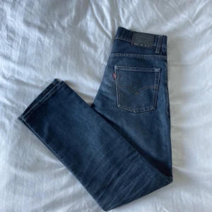 Mörk blåa Levi’s jeans - Levi’s jeans med måtten 28/28 Använt ett par gånger Snyggt slitage