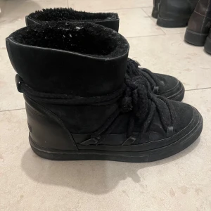 Inuikkii skor! - Säljer dom hör skit snygga inuikki skorna i svart!!🥰🥰🥰💗