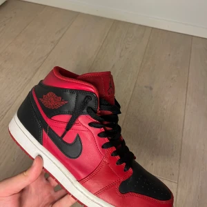 Jordan 1 mid reverse bred - The shoes are in a really good condition, not much crease or star loss. The price can be negotiaded. I’ve bought them from JD, so they are real.