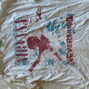 Nirvana T-shirt  - Vit nirvana t-shirt ifrån carlings Storleken är Xs men passar bra även som S