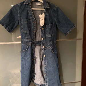 Zara  - Jeansklänning - Helt ny jeansklänning från Zara med prislapp. Storlek Xs passar även S. 🤍