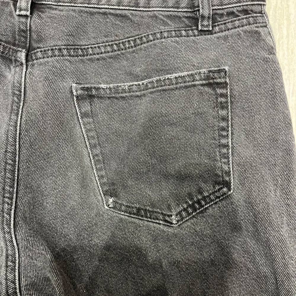 Svarta Hope jeans i modellen Rush  Storlek: 29 Skick: 7.5/10 Använda men i gott skick. Jeans & Byxor.