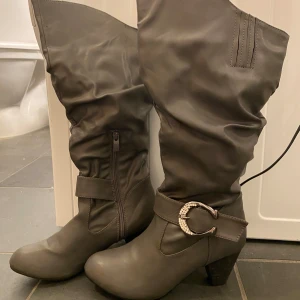Boots klackar - Boots klackskor. Väldigt bekväma! Står strl 39, men dem är för små för mig som vanligtvis har strl 38…