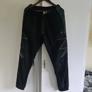 Adidas SPRT Lightning mjukisbyxor  - Supersköna och snygga mjukisbyxor som bara är testade och var tyvärr lite för små för mig