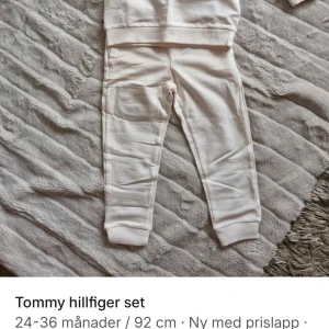 Tommy hilfiger set - Oanvänt Tommy hilfiger set för bebis 24-36 månader 92cm
