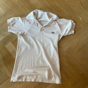 Lacoste piké  - Superbra skick 10/10! Inga hål eller fläckar. Passar bra på mig som är 166. Säljer för den används inte mer.