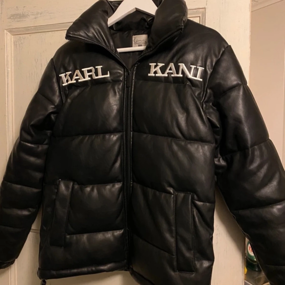 Svart pufferjacka från Karl Kani - 91