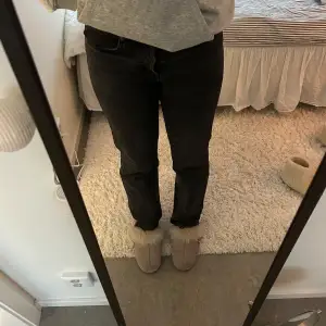 Säljer dessa svart/gråa jeans från Zara! De är low waist och raka i modellen, jag är 172 och de är bra i längd för mig💕🩷🤩 Köparen står för frakt