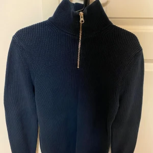 Zara Quarter Zip - Säljer nu min Zara tröja då jag inte använder den mer. Väldigt bra skick och få användningar 
