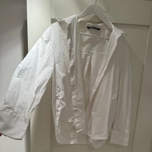 Oversized skjorta - Oversized skjorta från Zara. Använd men som ny. 