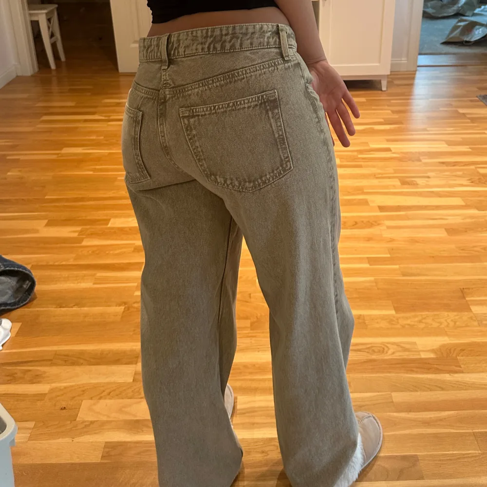 Jeans med en as cool färg 🥰. Jeans & Byxor.