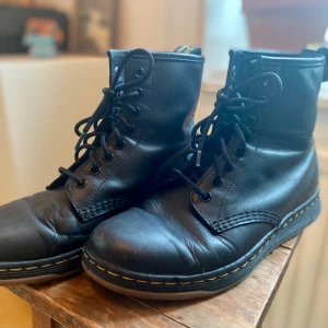 Dr Martens - Mjuka, lätta Dr Martens modell, Newton. Känns som sneakers eftersom de inte har en klack. Mycket bra skick!
