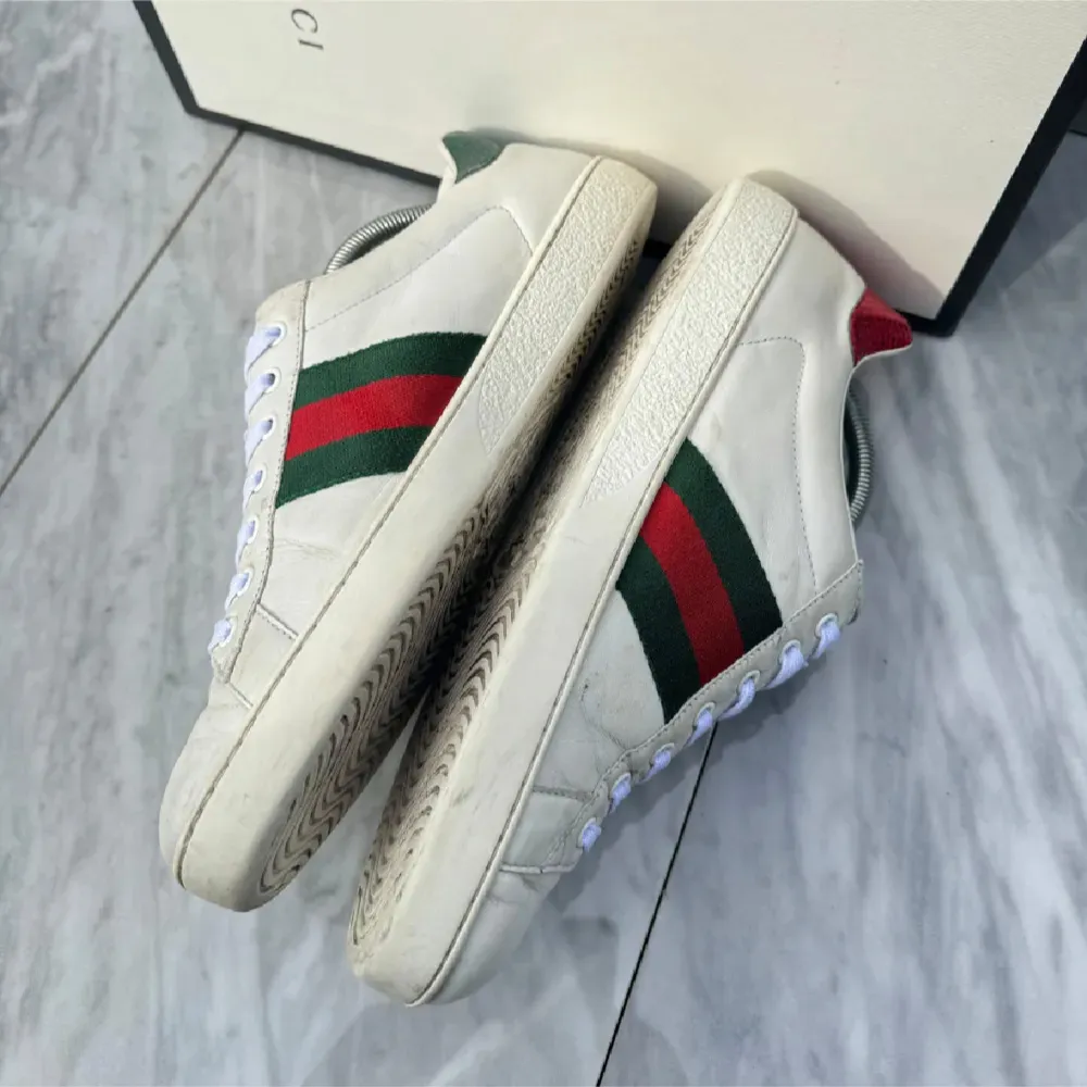 Gucci sneakers | Grymt skick | Sitter 0,5 storlek större | Nypris 8000kr | Ingår: Två Gucci dustbags |Frakt spårbar via Postnord eller Instabox, där köparen betalar | tveka inte på att höra av dig vid frågor📩. Kengät.