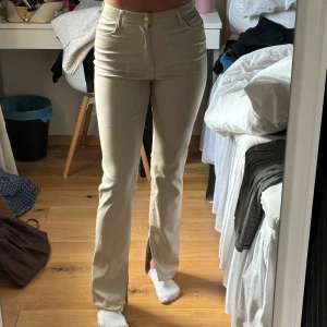 Skinnbyxor  - Ett par superfina fodrade skinnbyxor, använd ett fåtal gånger, som man ser på sista bilden så är trådarna lite av på ena bakfickan, annars fint skick 🫶🏼 Jag är 171 och de är långa i benen! 