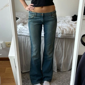utsvängda wrangler jeans  - Ett par jeans i modellen megan från wrangler som är lågmidjade och bootcut / flare i unik färg💕storlek w29 L34 och jag på bild är 172cm för referens!
