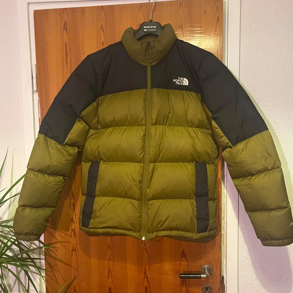 Mossgreen Men’s 1996 Retro Nuptse Jacket stl M  Sparsamt använd i mycket gott skick  Nypris 3995 kr. Jackor.