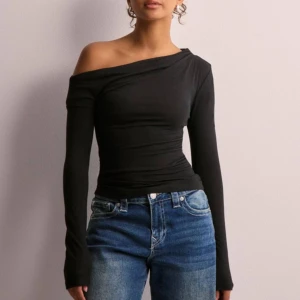 Off shoulder topp - Off shoulder topp från Nelly i storlek S, aldrig använd