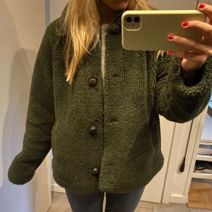 Stockholm  - Så fin jacka i teddymaterial passar perfekt till höst och vinter! Väldigt varm och skön💗