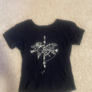 Marinblå T-shirt  - Marinblå T-shirt med kompas på storlek xs/34