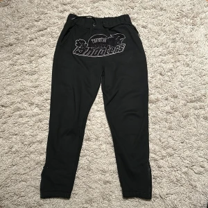 Trapstar tracksuit  - Säljer byxorna då jag inte använder dom längre eftersom dom blivit för små men dom är väldigt sköna och sitter bra 