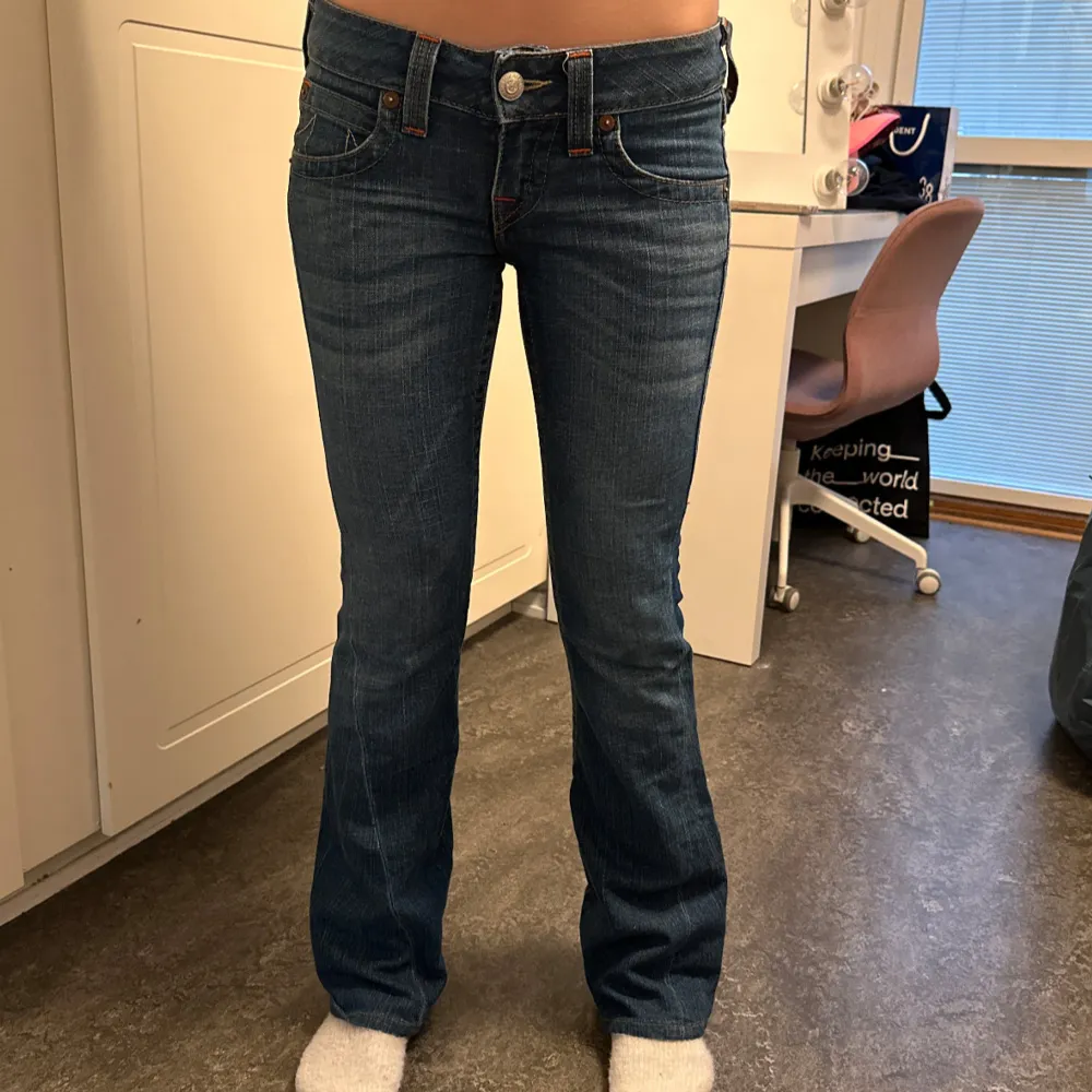 Säljer mina true religion jeans som både är bootcut och low waist, stolek W25 L32, modellen är 165, jeansen är inte använda mer än 3 ggr . Jeans & Byxor.