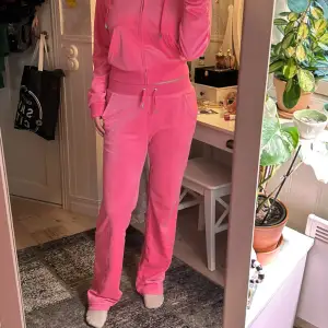 Frakt ingår i priset! Rosa Juicy Couture byxor i storlek S. Alla stenar sitter kvar. De är lite slitna längst ner på baksidan (se sista bilden). Kan tänka mig sälja hela setet för ett rimligt pris.