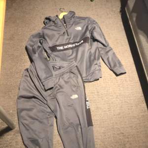 The North Face tracksuit i nyskick. Knappt och varsamt använd, köpt på jd sports. Storlek M 