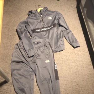 The north face tracksuit - The North Face tracksuit i nyskick. Knappt och varsamt använd, köpt på jd sports. Storlek M 