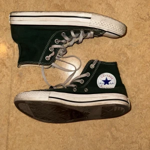 Mörkgröna converse - Converse i storlek 39 eller 6 ✨I använt men bra skick. (Kan vara värt att byta skosnören)