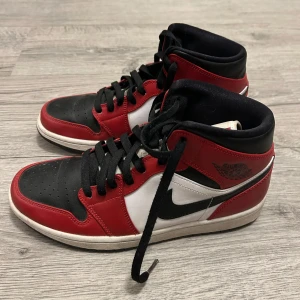 Jordan 1 mid chicago black toe - Säljer dessa snygga jordans då de är för stora för mig! Storlek eur 41 och creaseskydd ingår❤️ Köpt för ca 3000kr på StockX. Säljer för 1200kr (pris kan diskuteras)! Kontakta mig innan du trycker på köp!