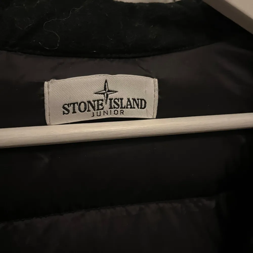 Säljer denna otroligt snygga jacka från stone island. Perfekt nu till vintern, andvänd fåtal gånger. Jackor.