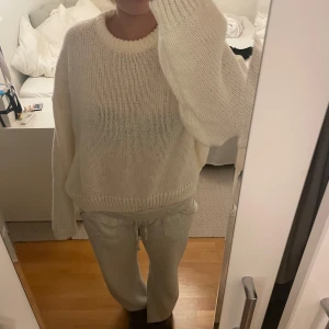 Vit stickad tröja  - En superfin och mysig vit stickad tröja! Aldrig använt 