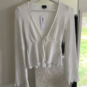 Gina blus - En vit oanvänd Gina Tricot blus i storlek XS